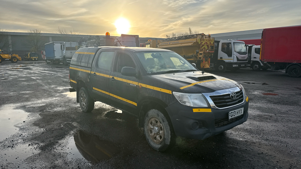 TOYOTA HILUX 2.5 D-4D 144PS - Pickup, Duplakabinos kisteherautó: 1 kép. TOYOTA HILUX 2.5 D-4D 144PS - Pickup, Duplakabinos kisteherautó: 1 kép.