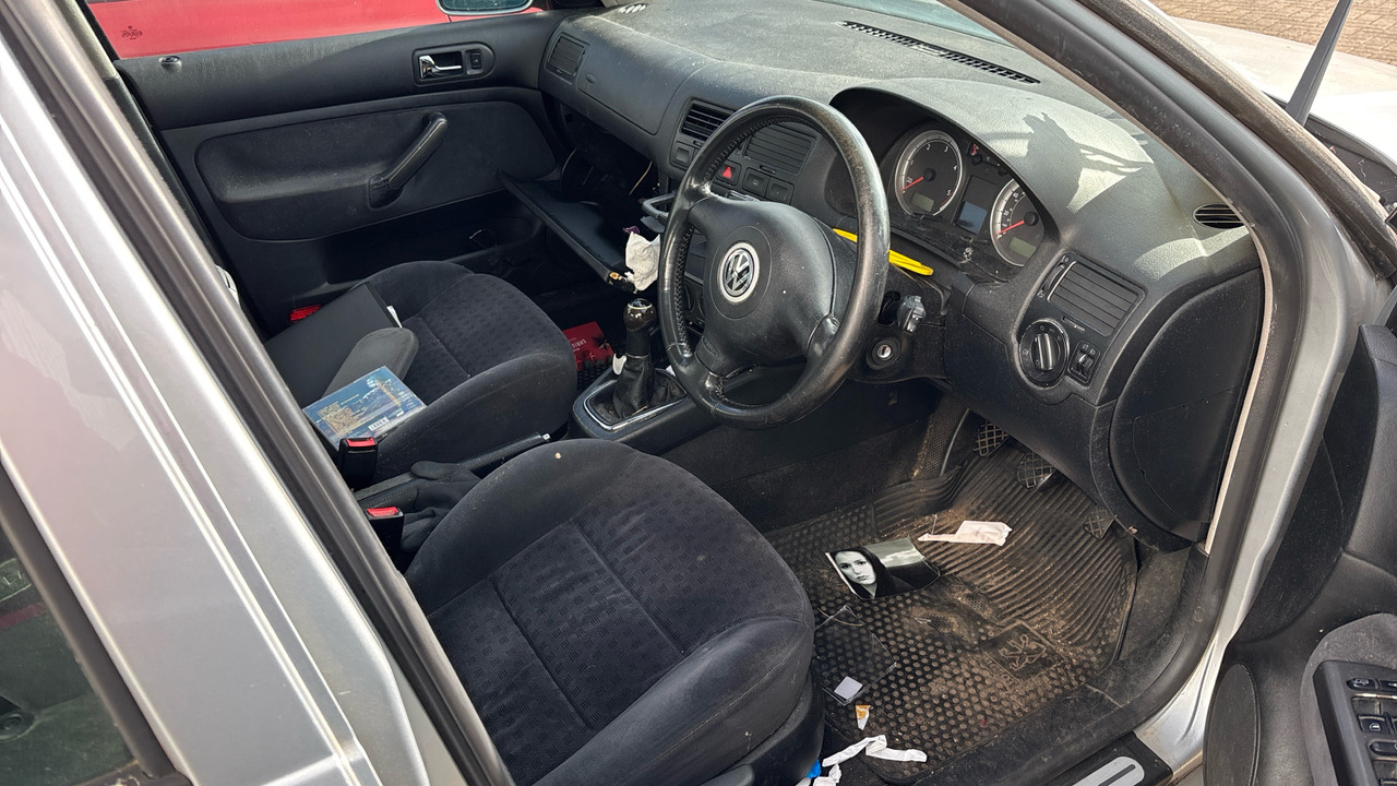 VOLKSWAGEN BORA 1.8 SE TDI - Hatchback: 5 kép. VOLKSWAGEN BORA 1.8 SE TDI - Hatchback: 5 kép.