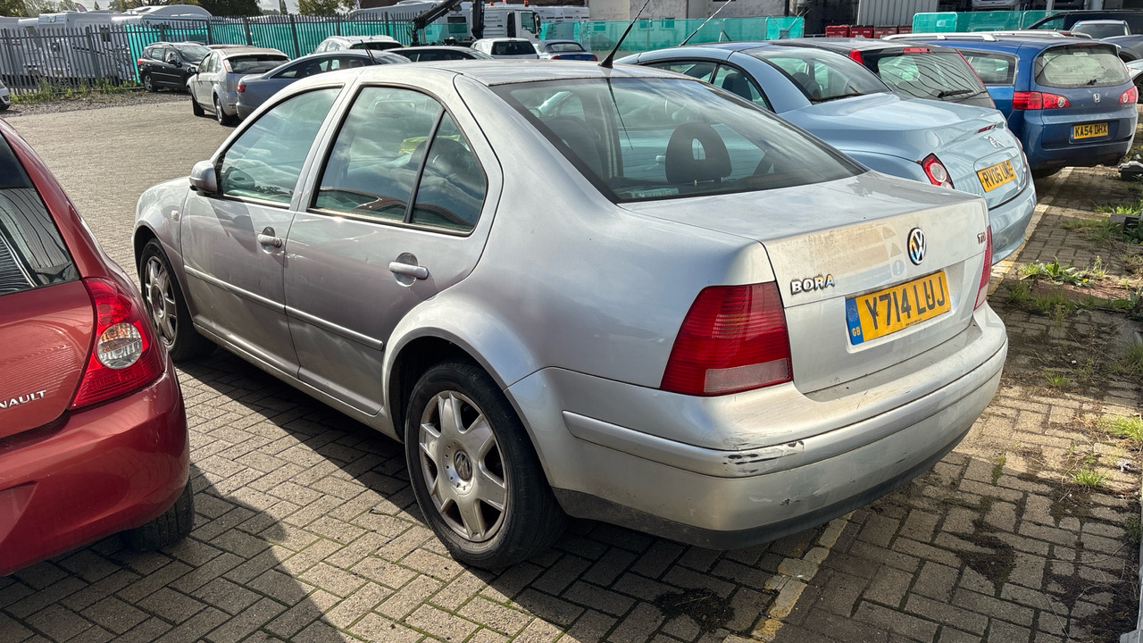 VOLKSWAGEN BORA 1.8 SE TDI - Hatchback: 3 kép. VOLKSWAGEN BORA 1.8 SE TDI - Hatchback: 3 kép.