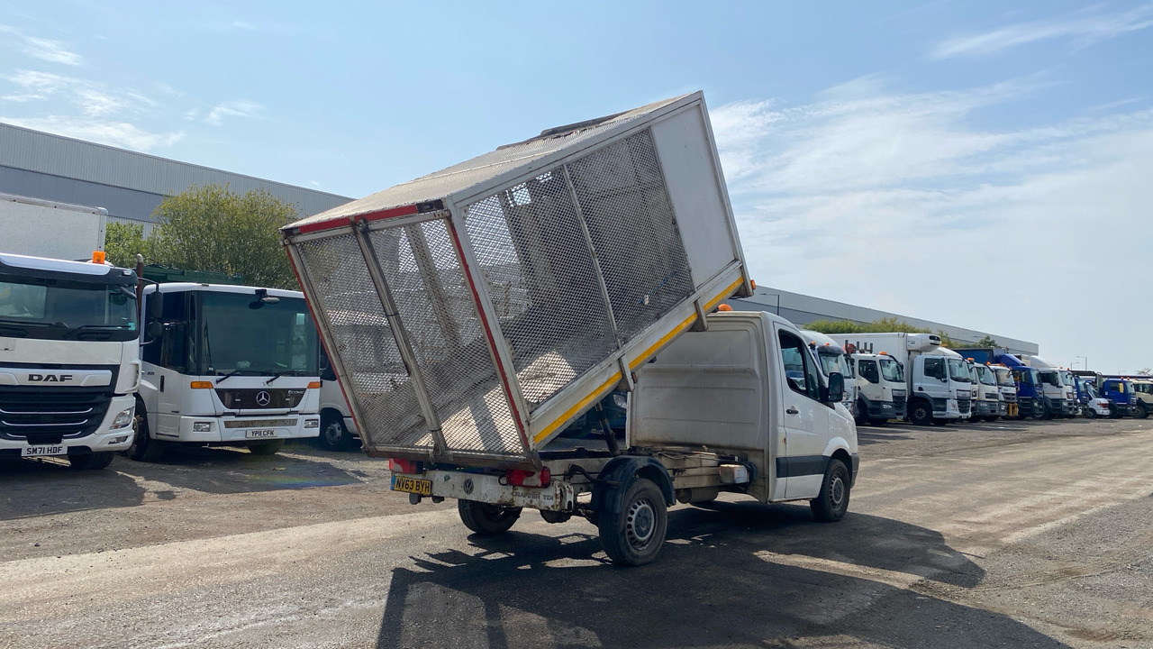 VOLKSWAGEN CRAFTER T30 2.0 TDI 140PS - Billenőplatós kisteherautó: 4 kép. VOLKSWAGEN CRAFTER T30 2.0 TDI 140PS - Billenőplatós kisteherautó: 4 kép.