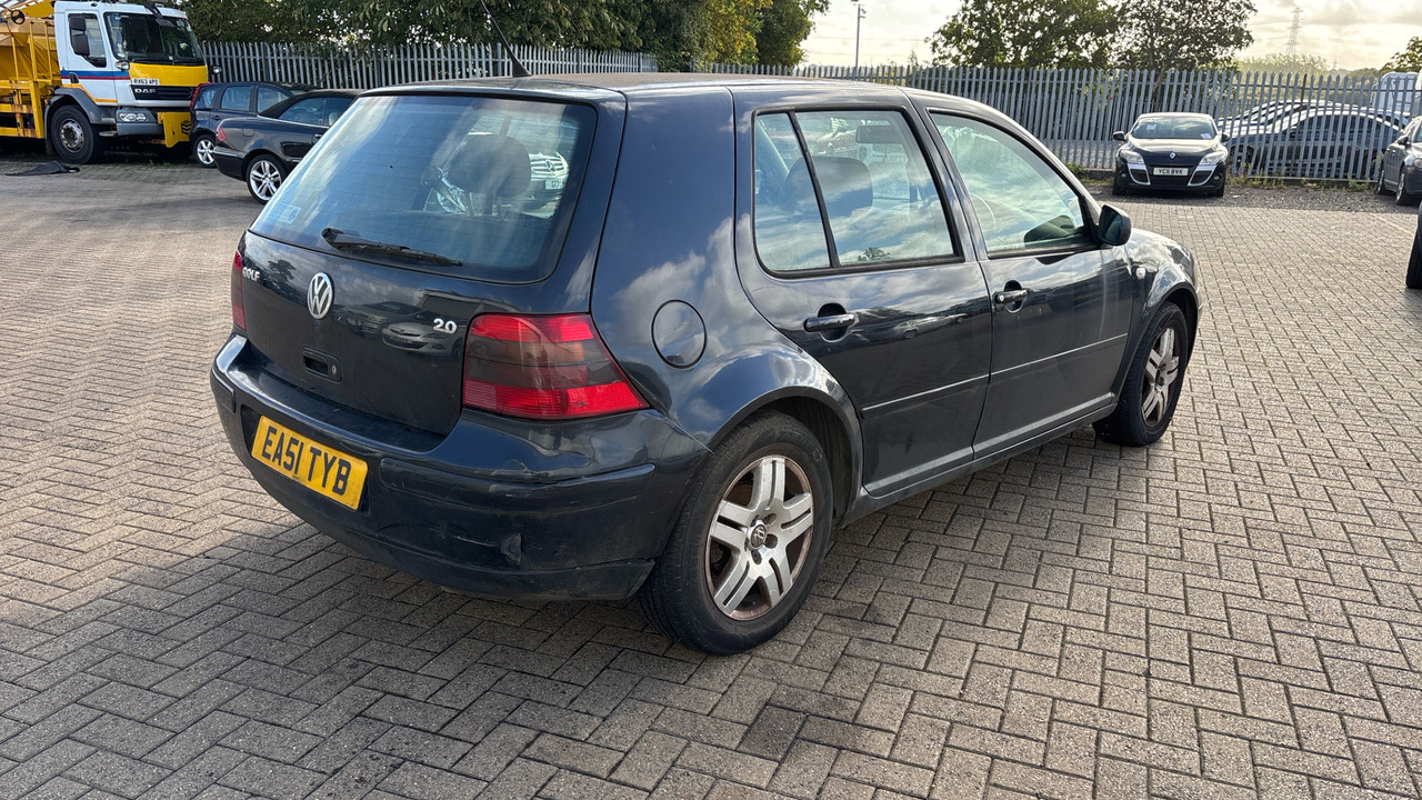 VOLKSWAGEN GOLF 2.0 GTI - Hatchback: 4 kép. VOLKSWAGEN GOLF 2.0 GTI - Hatchback: 4 kép.