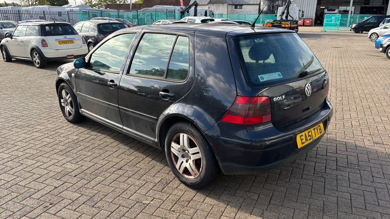 VOLKSWAGEN GOLF 2.0 GTI - Hatchback: 3 kép. VOLKSWAGEN GOLF 2.0 GTI - Hatchback: 3 kép.