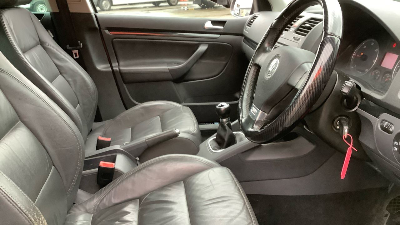 VOLKSWAGEN GOLF GT 2.0 TDI 140PS - Hatchback: 5 kép. VOLKSWAGEN GOLF GT 2.0 TDI 140PS - Hatchback: 5 kép.