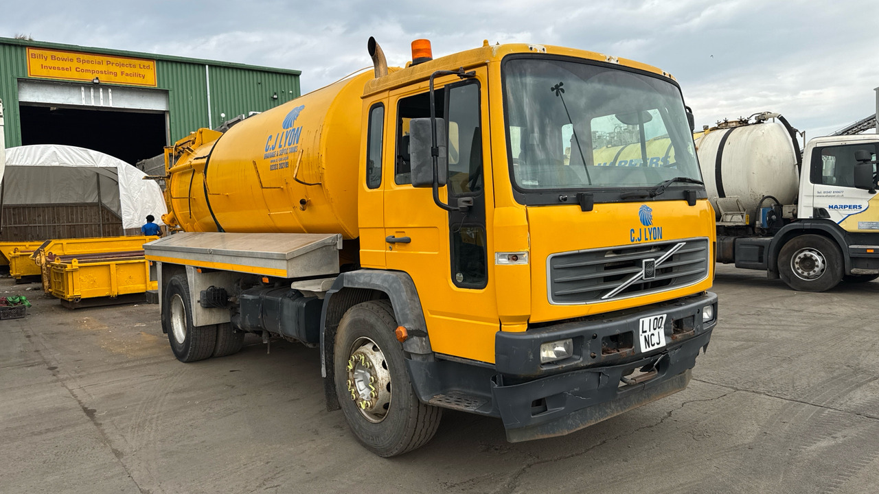 VOLVO FL - Szippantós autó: 1 kép. VOLVO FL - Szippantós autó: 1 kép.
