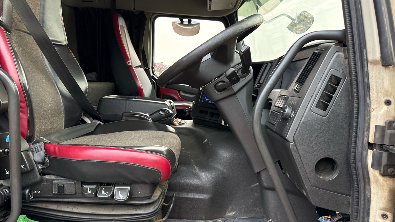 VOLVO FM - Billenőplatós teherautó: 5 kép. VOLVO FM - Billenőplatós teherautó: 5 kép.
