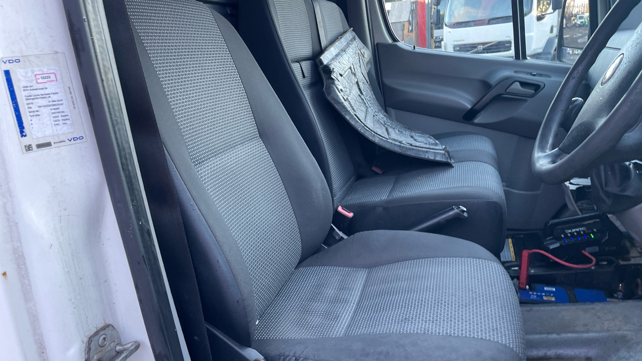 Volkswagen Crafter 50 PLUS 2.5 - Furgon: 5 kép. Volkswagen Crafter 50 PLUS 2.5 - Furgon: 5 kép.