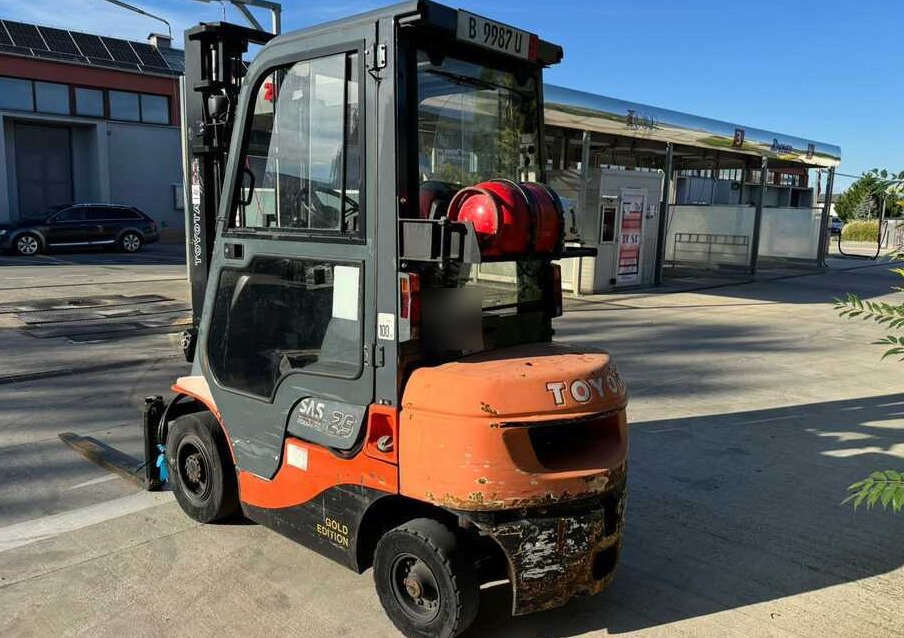 Toyota 7FGF25 - Gázüzemű targonca: 2 kép. Toyota 7FGF25 - Gázüzemű targonca: 2 kép.