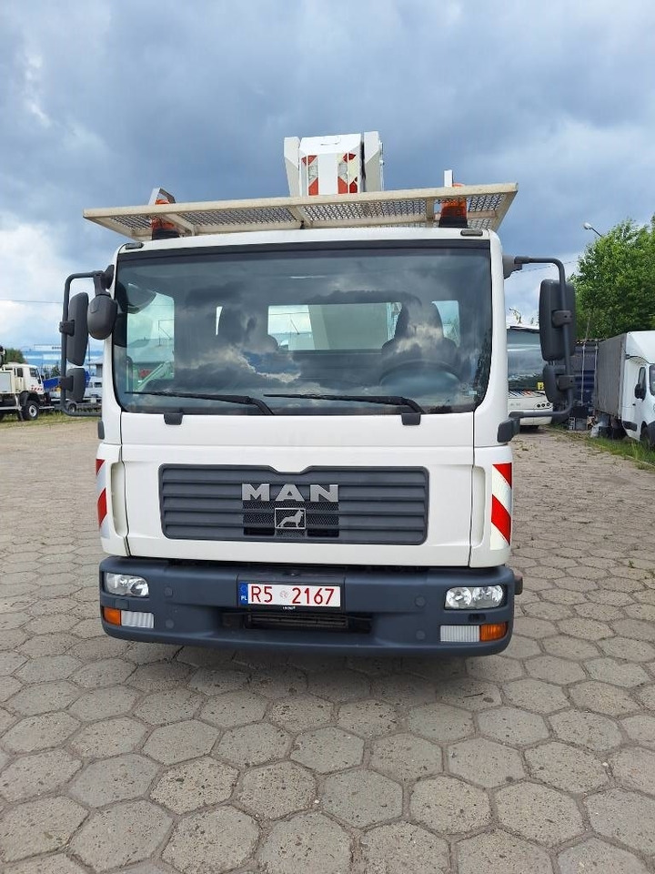 MAN podnośnik koszowy Wumag WT 300 - Teleszkópos emelő: 2 kép. MAN podnośnik koszowy Wumag WT 300 - Teleszkópos emelő: 2 kép.