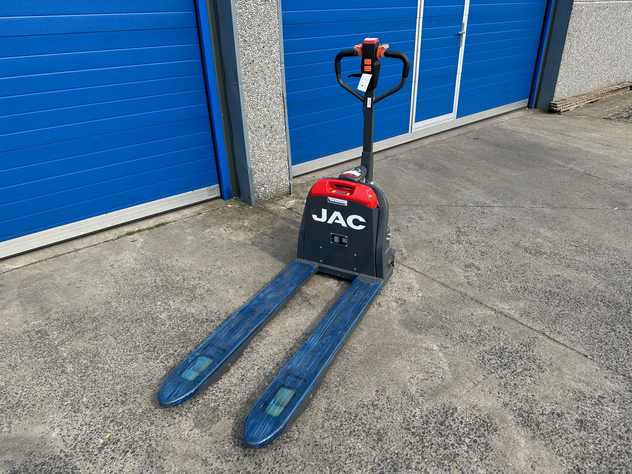 JAC CBD15 - Kézi raklapemelő: 2 kép. JAC CBD15 - Kézi raklapemelő: 2 kép.