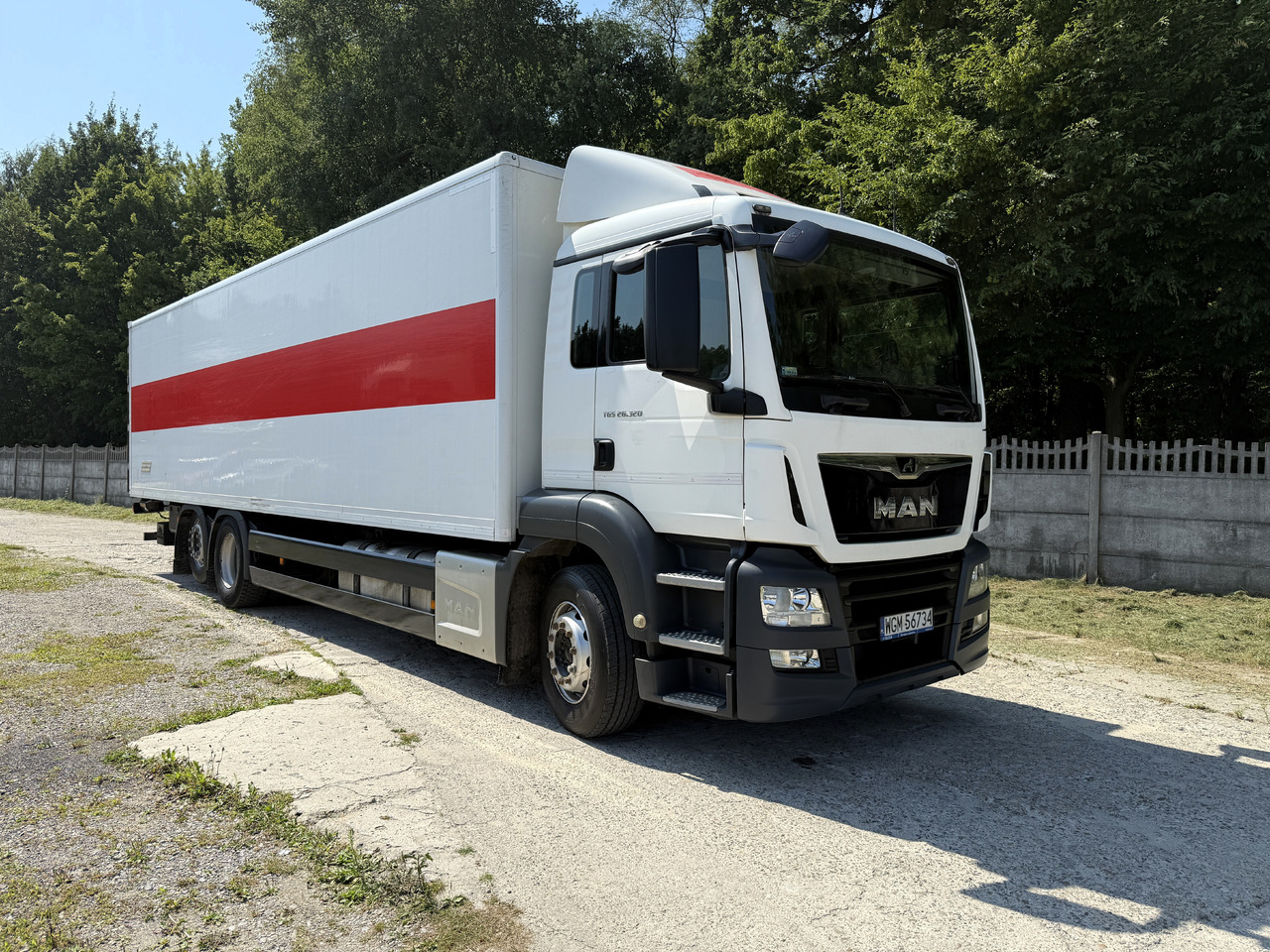 MAN TGS 26.320 - Dobozos felépítményű teherautó: 1 kép. MAN TGS 26.320 - Dobozos felépítményű teherautó: 1 kép.