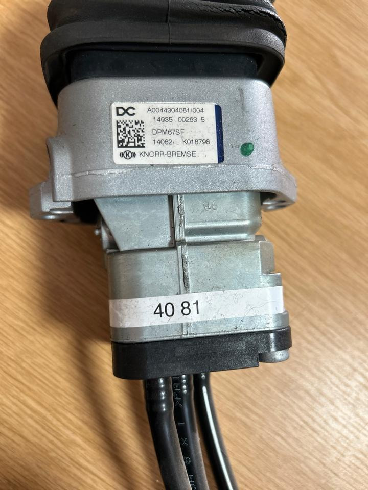 Atego 4 EU 6 bremsventil Handbremsventil KNORR-BREMSE A0044304081 - Fékszelep - Teherautó: 2 kép. Atego 4 EU 6 bremsventil Handbremsventil KNORR-BREMSE A0044304081 - Fékszelep - Teherautó: 2 kép.