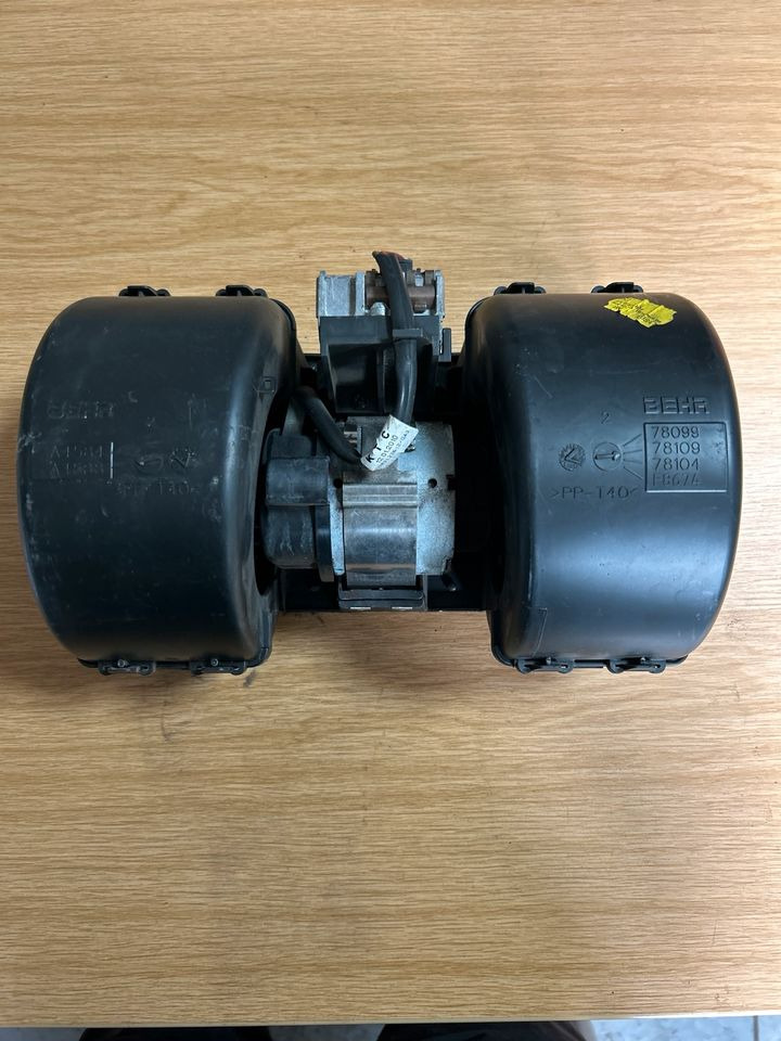 DAF CF Klimaanlage Motor A4584/A4588 - Hűtőrendszer - Teherautó: 1 kép. DAF CF Klimaanlage Motor A4584/A4588 - Hűtőrendszer - Teherautó: 1 kép.