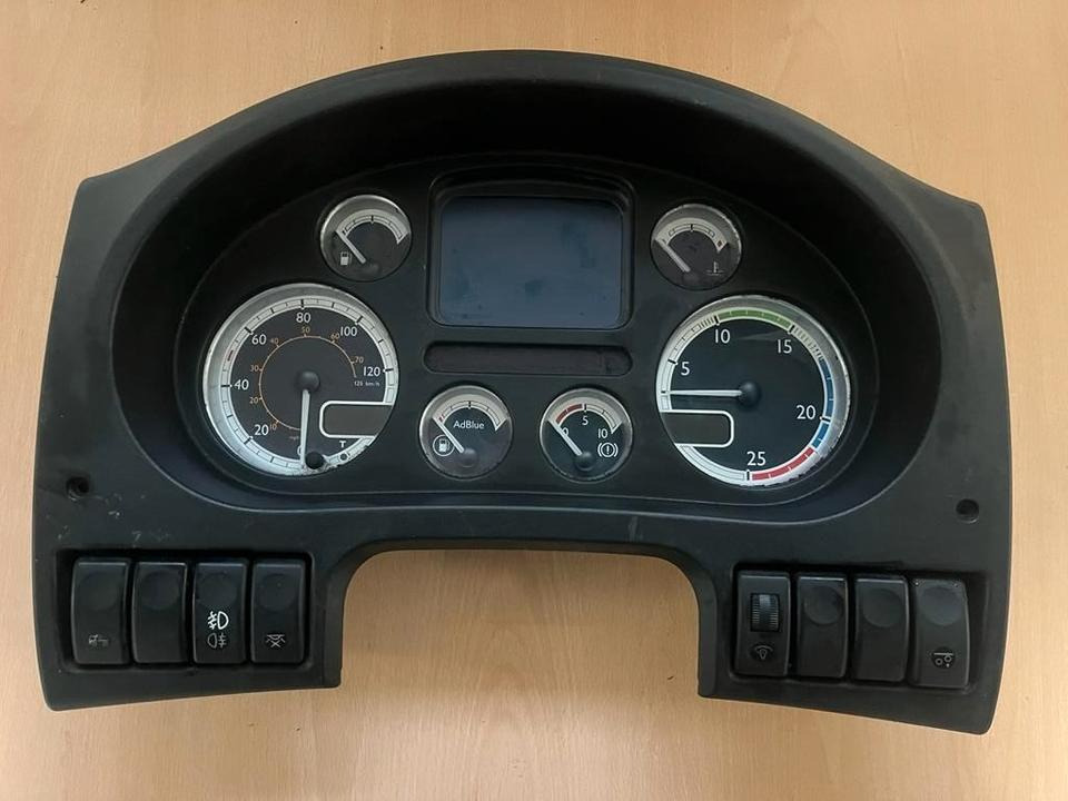 DAF CF Kombiinstrument Tacho 1789470 - Tachográf - Teherautó: 1 kép. DAF CF Kombiinstrument Tacho 1789470 - Tachográf - Teherautó: 1 kép.