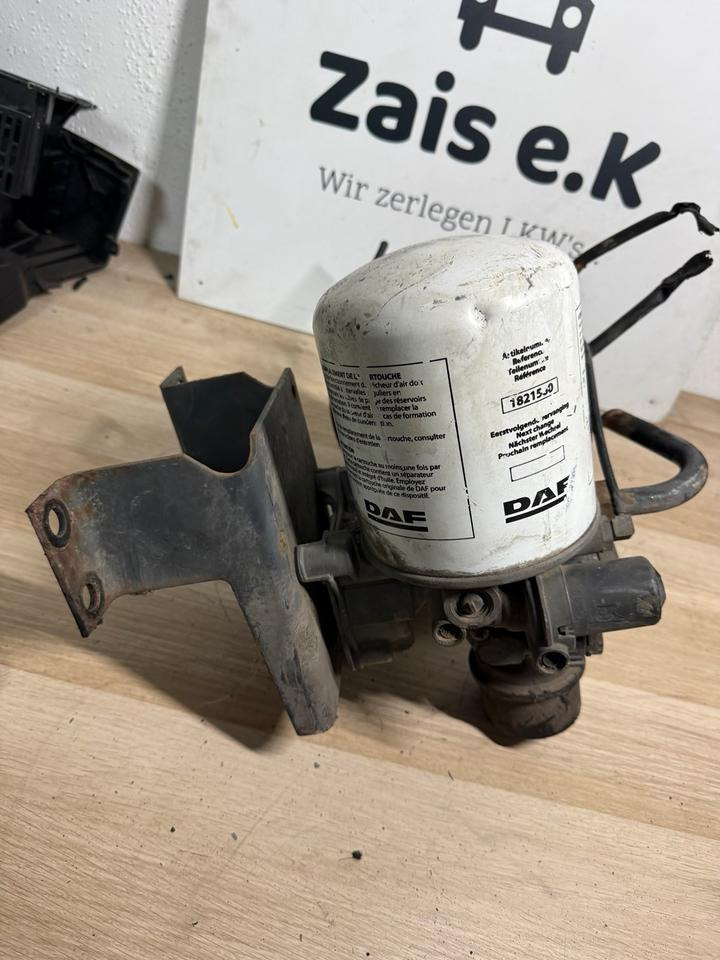 DAF KNORR-BREMSE Lufttrockner II37464N50 AE4528 - Fék tartozék - Teherautó: 3 kép. DAF KNORR-BREMSE Lufttrockner II37464N50 AE4528 - Fék tartozék - Teherautó: 3 kép.