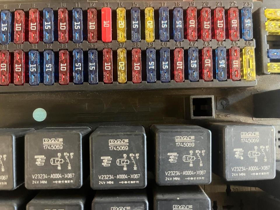 DAF Sicherungskasten - Biztosíték - Teherautó: 3 kép. DAF Sicherungskasten - Biztosíték - Teherautó: 3 kép.