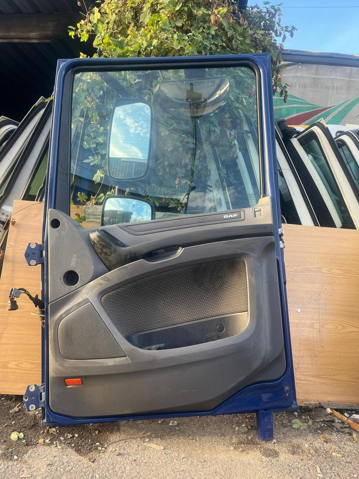 DAF XF 460 EU6 Beifahrertür Blau Rechts Spiegel Innenverkleidung - Ajtó és alkatrészek - Teherautó: 5 kép. DAF XF 460 EU6 Beifahrertür Blau Rechts Spiegel Innenverkleidung - Ajtó és alkatrészek - Teherautó: 5 kép.
