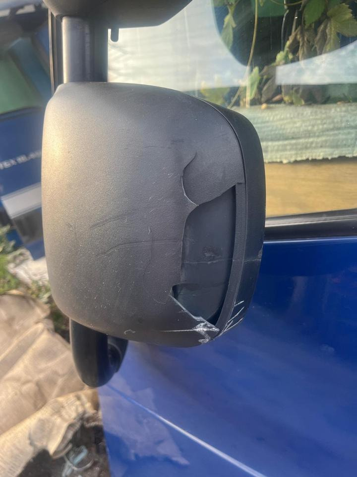 DAF XF 460 EU6 Fahrertür Blau Links Spiegel Innenverkleidung - Ajtó és alkatrészek - Teherautó: 2 kép. DAF XF 460 EU6 Fahrertür Blau Links Spiegel Innenverkleidung - Ajtó és alkatrészek - Teherautó: 2 kép.