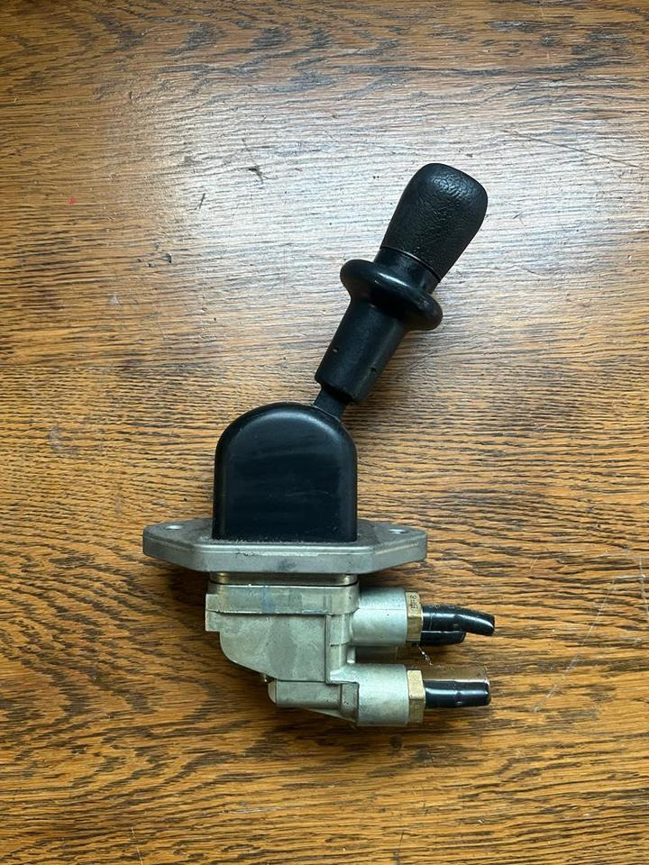 MAN Bremsventil Feststellbremse Handbremsventil 81.52315.6188 - Fékszelep - Teherautó: 1 kép. MAN Bremsventil Feststellbremse Handbremsventil 81.52315.6188 - Fékszelep - Teherautó: 1 kép.