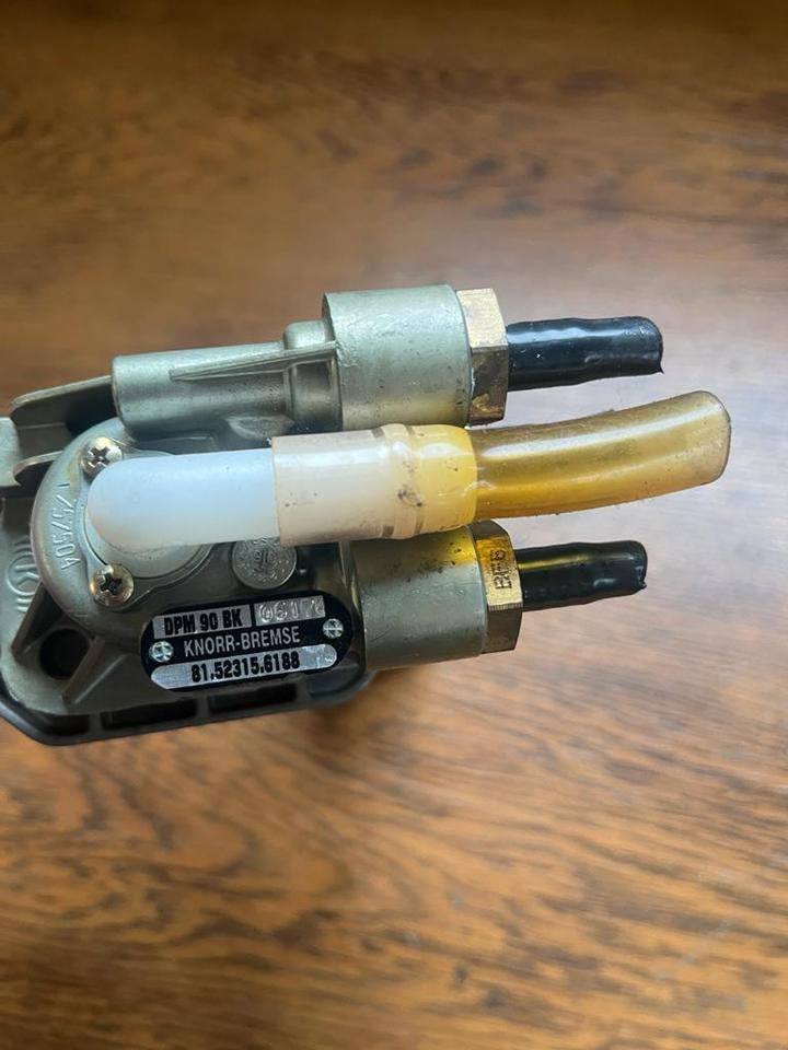 MAN Bremsventil Feststellbremse Handbremsventil 81.52315.6188 - Fékszelep - Teherautó: 2 kép. MAN Bremsventil Feststellbremse Handbremsventil 81.52315.6188 - Fékszelep - Teherautó: 2 kép.