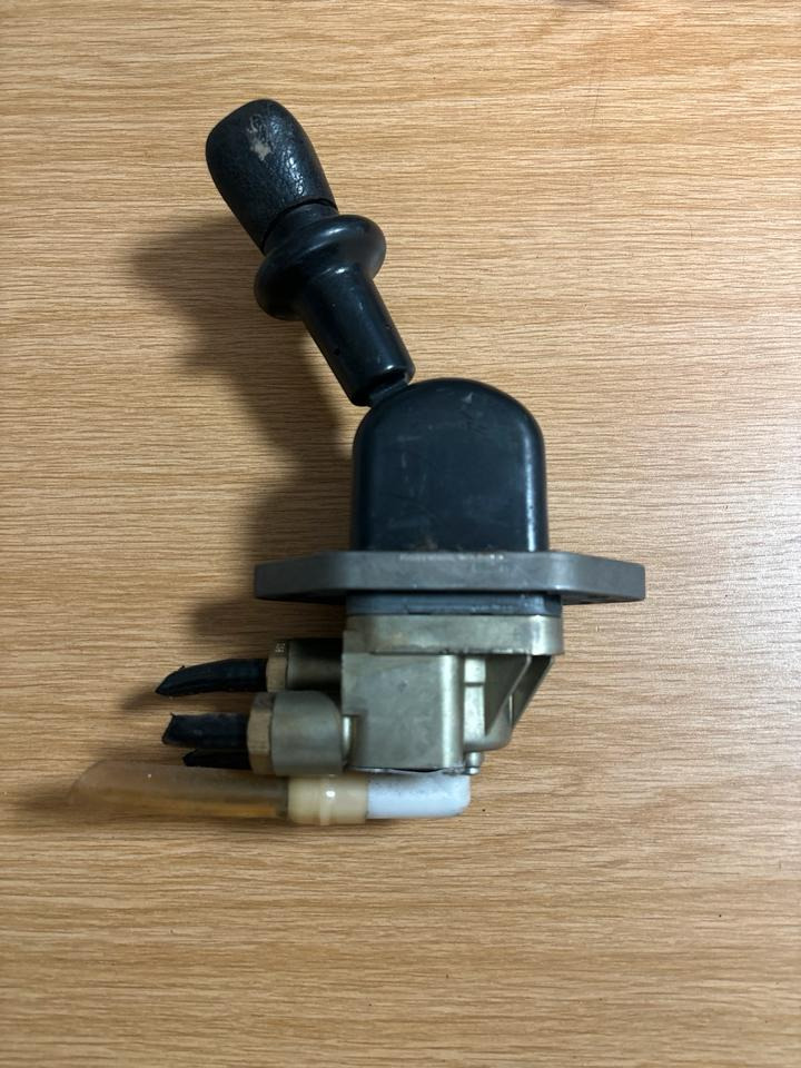 MAN KNORR-BREMSE Handbremsventil / Festellbremse 81.52315-6171 - Sebességváltó kar - Teherautó: 2 kép. MAN KNORR-BREMSE Handbremsventil / Festellbremse 81.52315-6171 - Sebességváltó kar - Teherautó: 2 kép.