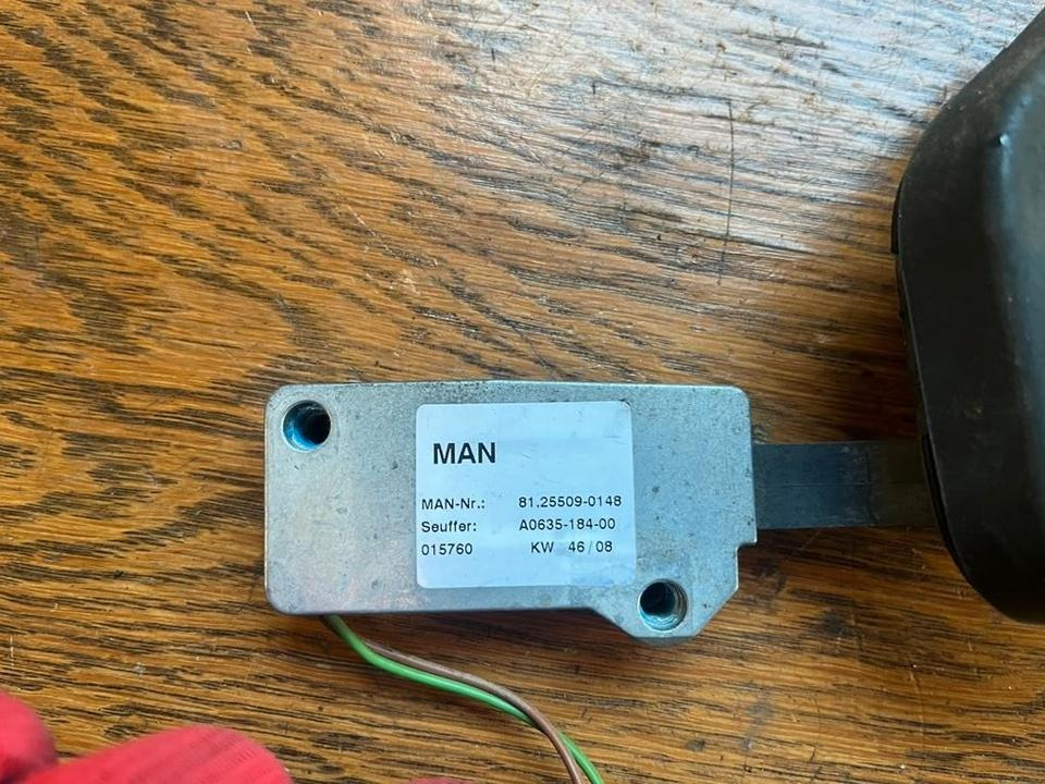 MAN Lenkstockschalter, Schalter, Schalhebel 81255090148 - Kormányoszlop kapcsoló - Teherautó: 2 kép. MAN Lenkstockschalter, Schalter, Schalhebel 81255090148 - Kormányoszlop kapcsoló - Teherautó: 2 kép.