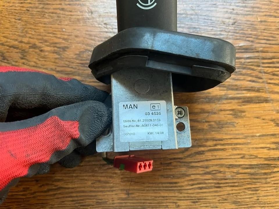 MAN Lenkstockschalter, Schalter, Schalhebel 81255090159 - Kormányoszlop kapcsoló - Teherautó: 2 kép. MAN Lenkstockschalter, Schalter, Schalhebel 81255090159 - Kormányoszlop kapcsoló - Teherautó: 2 kép.