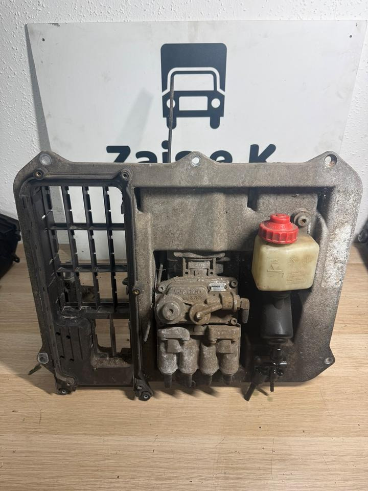 MAN WABCO Fußbremsventil 4800200070 81.52130-6295 - Fék alkatrészek - Teherautó: 1 kép. MAN WABCO Fußbremsventil 4800200070 81.52130-6295 - Fék alkatrészek - Teherautó: 1 kép.