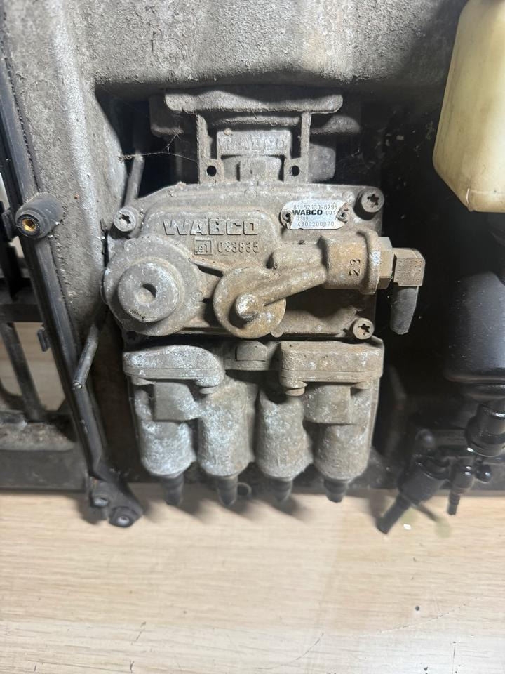 MAN WABCO Fußbremsventil 4800200070 81.52130-6295 - Fék alkatrészek - Teherautó: 2 kép. MAN WABCO Fußbremsventil 4800200070 81.52130-6295 - Fék alkatrészek - Teherautó: 2 kép.