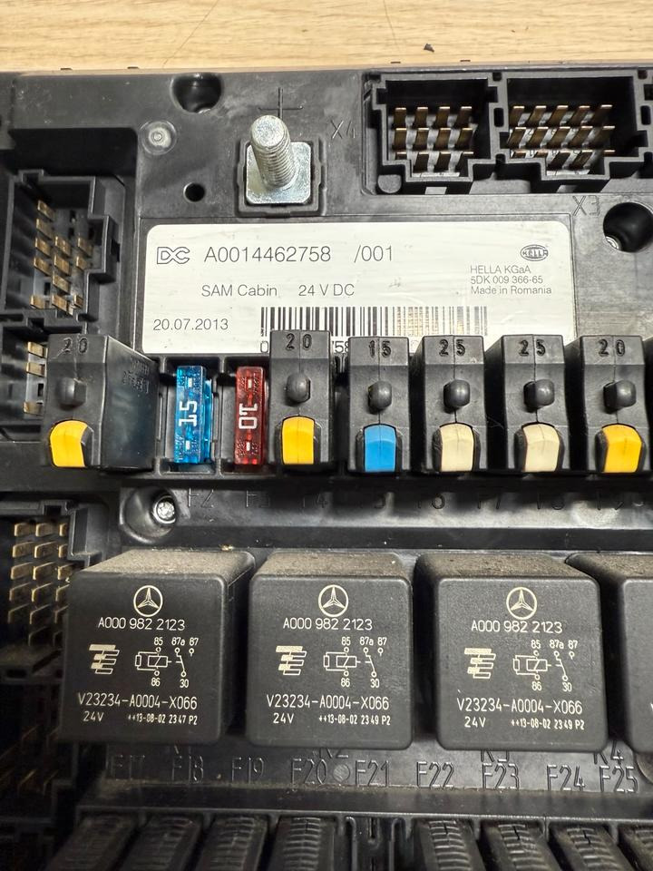 Mercedes Actros MP4 SAM Cabin Sicherungskasten A0014462758 - Biztosíték: 3 kép. Mercedes Actros MP4 SAM Cabin Sicherungskasten A0014462758 - Biztosíték: 3 kép.