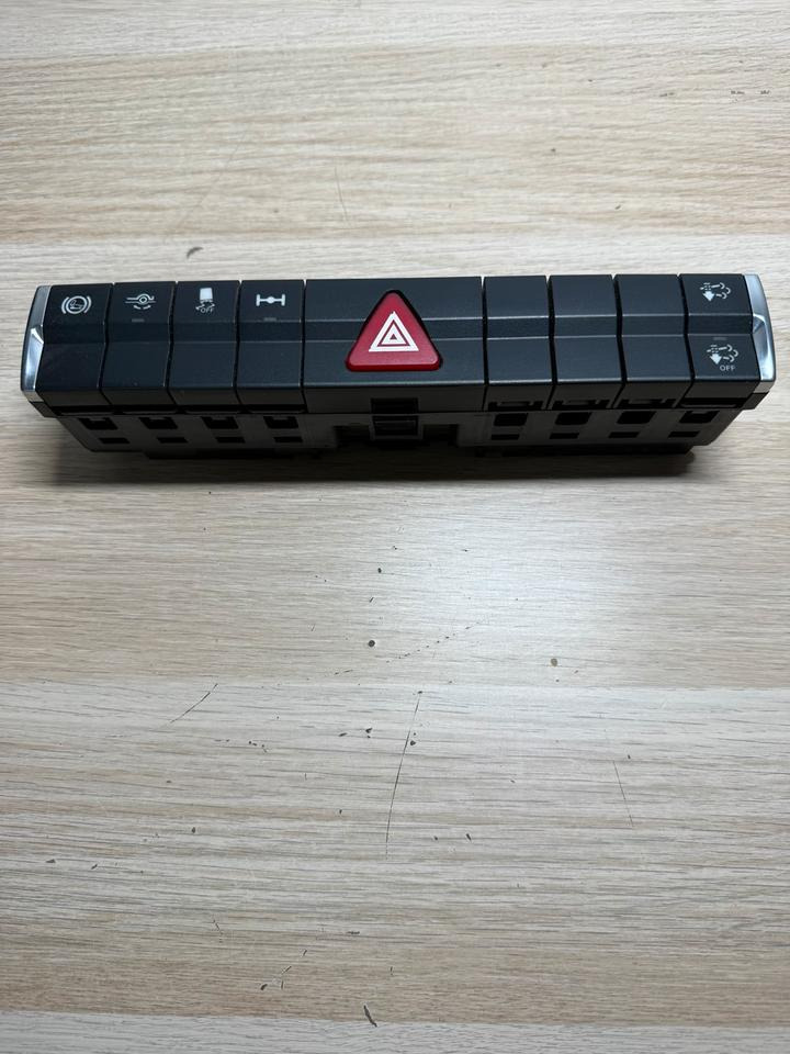 Mercedes Actros MP4 Warnblinkschalter Bedienungspanele - Fülke és belső tér - Teherautó: 2 kép. Mercedes Actros MP4 Warnblinkschalter Bedienungspanele - Fülke és belső tér - Teherautó: 2 kép.