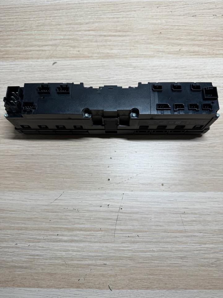 Mercedes Actros MP4 Warnblinkschalter Bedienungspanele - Fülke és belső tér - Teherautó: 3 kép. Mercedes Actros MP4 Warnblinkschalter Bedienungspanele - Fülke és belső tér - Teherautó: 3 kép.