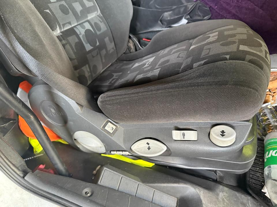 Mercedes Atego 3 Beifahrersitz mit Luft - Ülés - Teherautó: 2 kép. Mercedes Atego 3 Beifahrersitz mit Luft - Ülés - Teherautó: 2 kép.