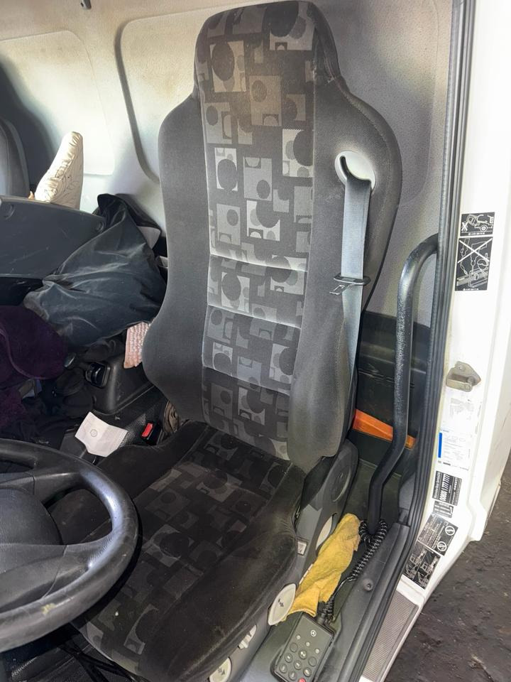 Mercedes Atego 3 Fahrersitz - Ülés - Teherautó: 1 kép. Mercedes Atego 3 Fahrersitz - Ülés - Teherautó: 1 kép.