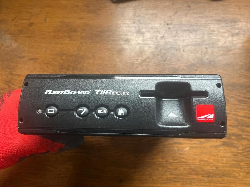 Mercedes-Benz Actros MP4 Tachograph FLEETBOARD A0004462360 - Tachográf - Teherautó: 1 kép. Mercedes-Benz Actros MP4 Tachograph FLEETBOARD A0004462360 - Tachográf - Teherautó: 1 kép.