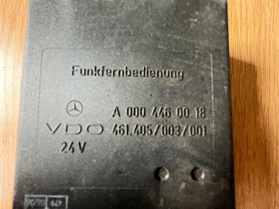Mercedes VDO Funkfernbedienung Steuergerät A 000 446 00 18 - ECU - Teherautó: 2 kép. Mercedes VDO Funkfernbedienung Steuergerät A 000 446 00 18 - ECU - Teherautó: 2 kép.