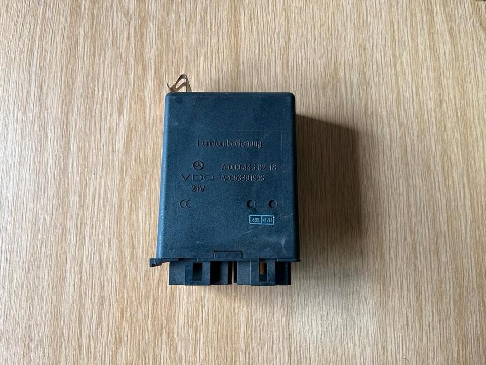 Mercedes VDO Funkfernbedienung Steuergerät A 000 446 02 18 - ECU - Teherautó: 1 kép. Mercedes VDO Funkfernbedienung Steuergerät A 000 446 02 18 - ECU - Teherautó: 1 kép.