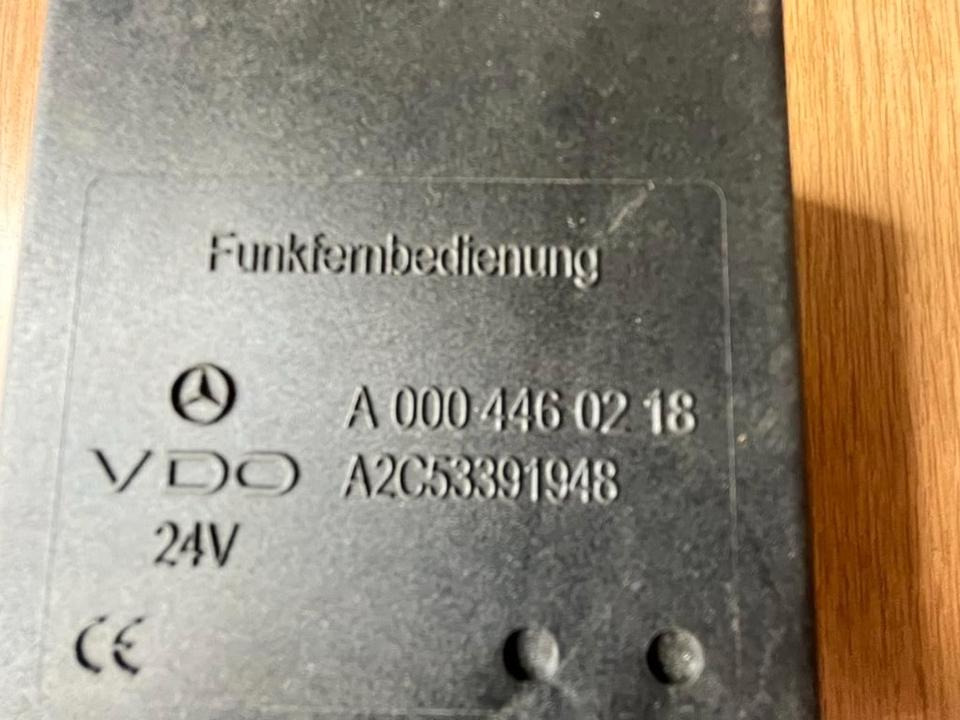 Mercedes VDO Funkfernbedienung Steuergerät A 000 446 02 18 - ECU - Teherautó: 2 kép. Mercedes VDO Funkfernbedienung Steuergerät A 000 446 02 18 - ECU - Teherautó: 2 kép.