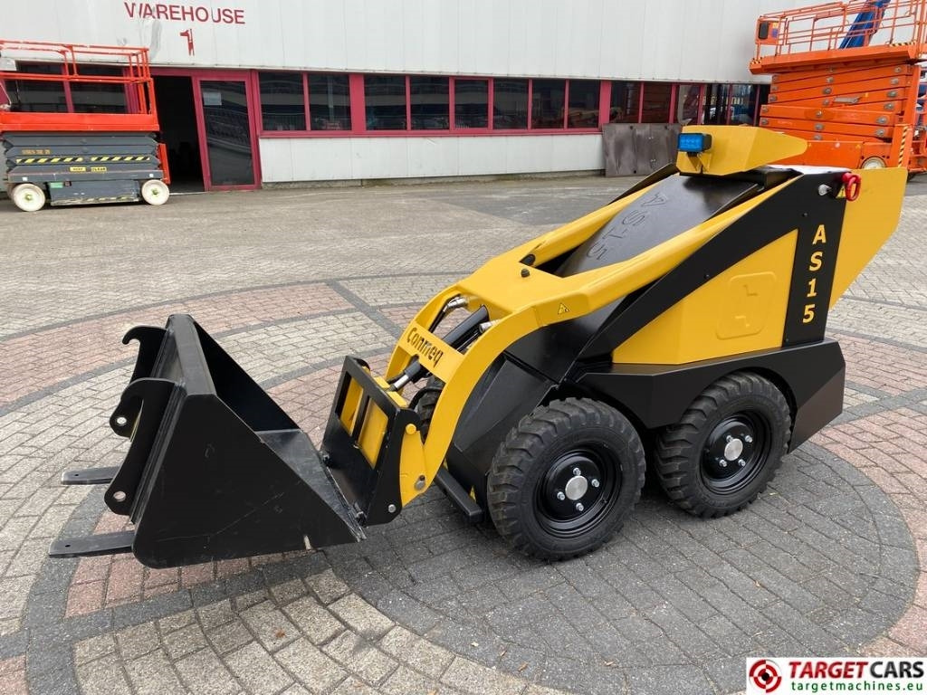 Conmeq AS15 Mini Skid Steer Loader 4x4 Electric - Gumikerekes homlokrakodó: 1 kép. Conmeq AS15 Mini Skid Steer Loader 4x4 Electric - Gumikerekes homlokrakodó: 1 kép.