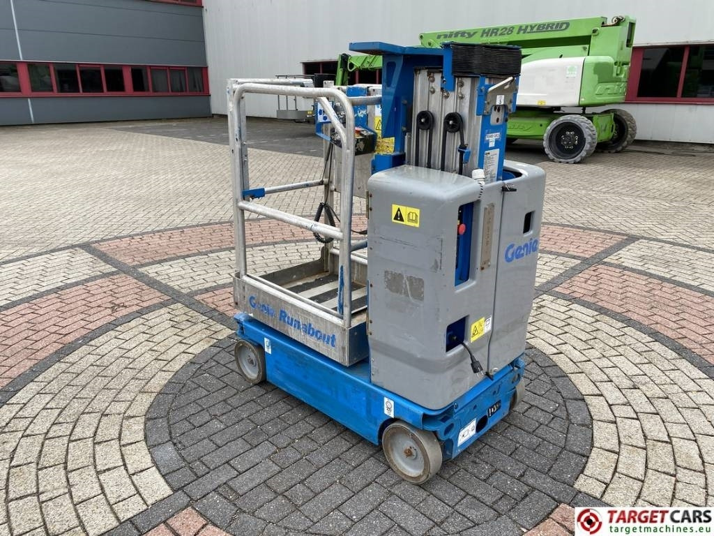 Genie GR15 Runabout Electric Vertical Mast Lift 652cm - Oszlopos személyemelő: 4 kép. Genie GR15 Runabout Electric Vertical Mast Lift 652cm - Oszlopos személyemelő: 4 kép.