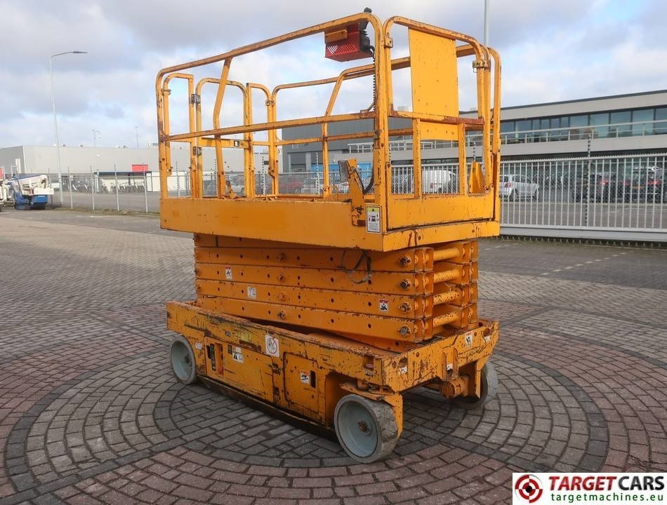 Genie GS-3246 Electric Scissor Work Lift 1175cm DEFECT - Ollós emelő: 2 kép. Genie GS-3246 Electric Scissor Work Lift 1175cm DEFECT - Ollós emelő: 2 kép.