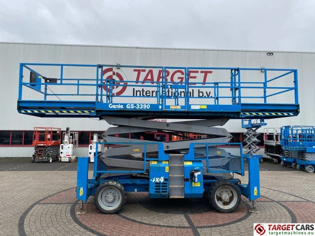 Genie GS-3390RT Diesel 4x4 Scissor Work Lift 1206cm - Ollós emelő: 5 kép. Genie GS-3390RT Diesel 4x4 Scissor Work Lift 1206cm - Ollós emelő: 5 kép.