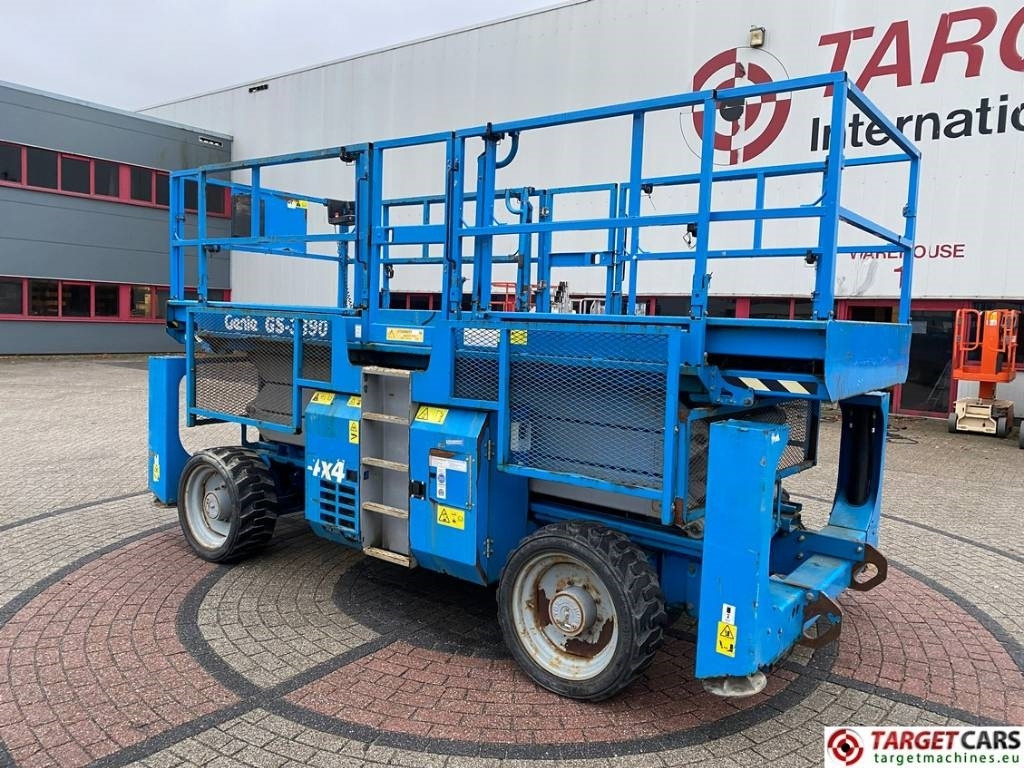 Genie GS-3390RT Diesel 4x4 Scissor Work Lift 1206cm - Ollós emelő: 4 kép. Genie GS-3390RT Diesel 4x4 Scissor Work Lift 1206cm - Ollós emelő: 4 kép.