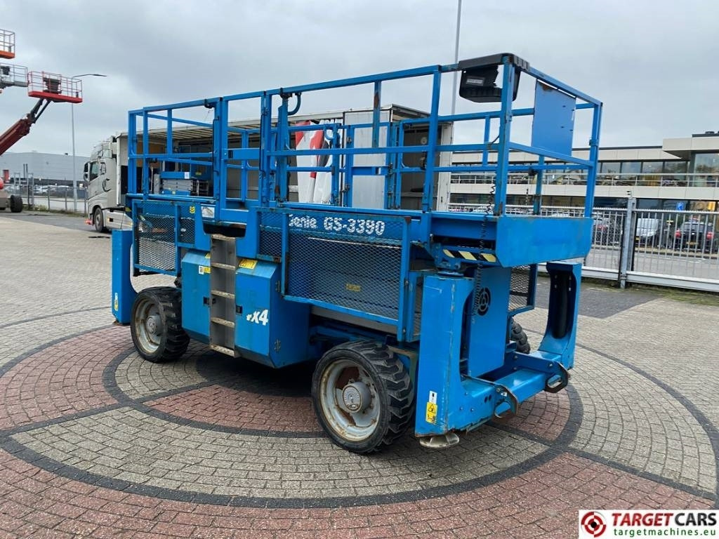 Genie GS-3390RT Diesel 4x4 Scissor Work Lift 1206cm - Ollós emelő: 2 kép. Genie GS-3390RT Diesel 4x4 Scissor Work Lift 1206cm - Ollós emelő: 2 kép.