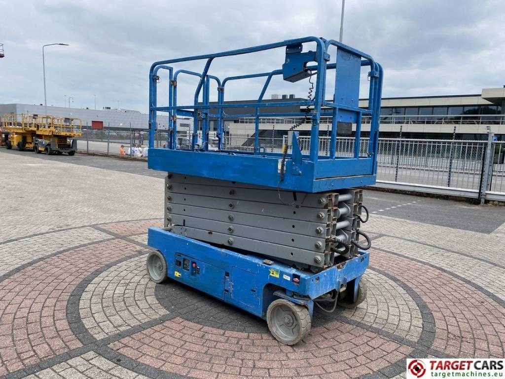 Genie GS-4047 Electric 4047 Scissor Work Lift 1389cm - Ollós emelő: 2 kép. Genie GS-4047 Electric 4047 Scissor Work Lift 1389cm - Ollós emelő: 2 kép.