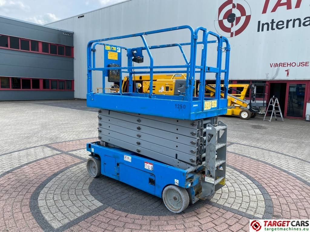 Genie GS-4047 Electric 4047 Scissor Work Lift 1389cm - Ollós emelő: 4 kép. Genie GS-4047 Electric 4047 Scissor Work Lift 1389cm - Ollós emelő: 4 kép.