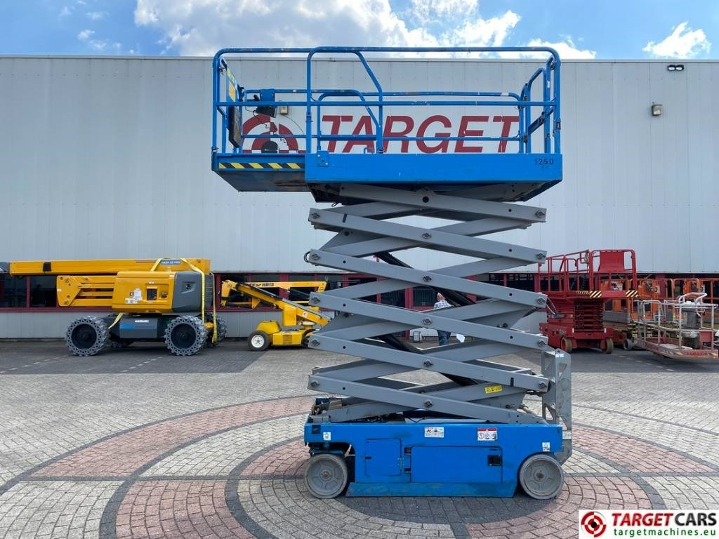 Genie GS-4047 Electric 4047 Scissor Work Lift 1389cm - Ollós emelő: 5 kép. Genie GS-4047 Electric 4047 Scissor Work Lift 1389cm - Ollós emelő: 5 kép.