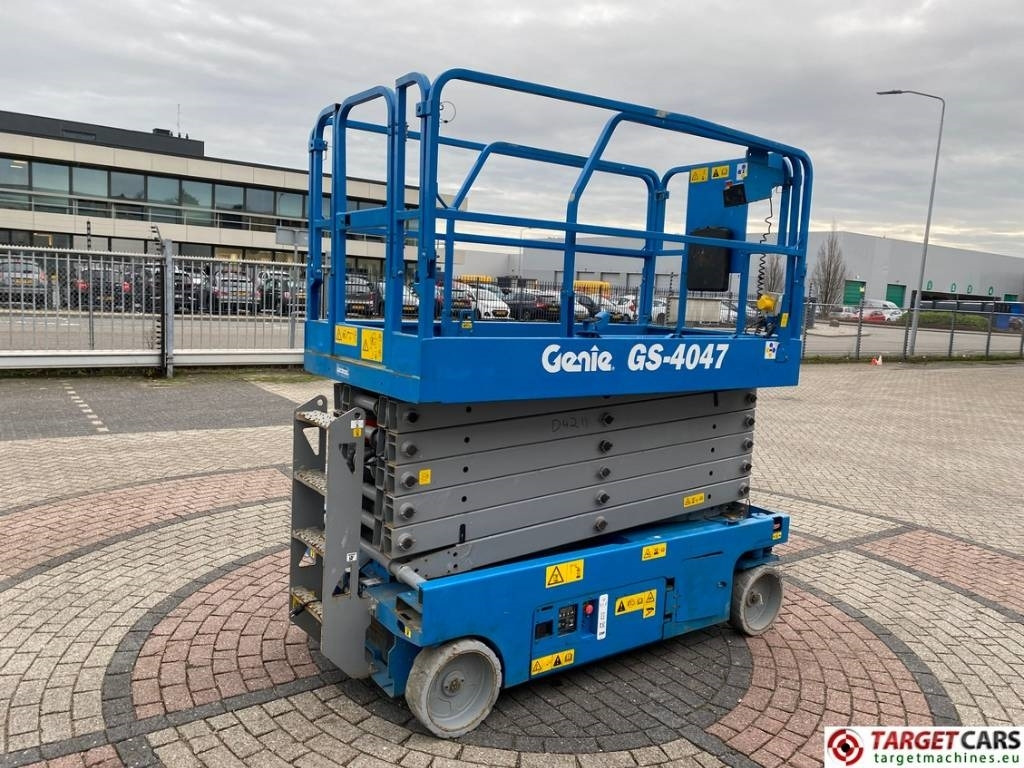 Genie GS-4047 Electric GS4047 Scissor Work Lift 1389cm - Ollós emelő: 3 kép. Genie GS-4047 Electric GS4047 Scissor Work Lift 1389cm - Ollós emelő: 3 kép.