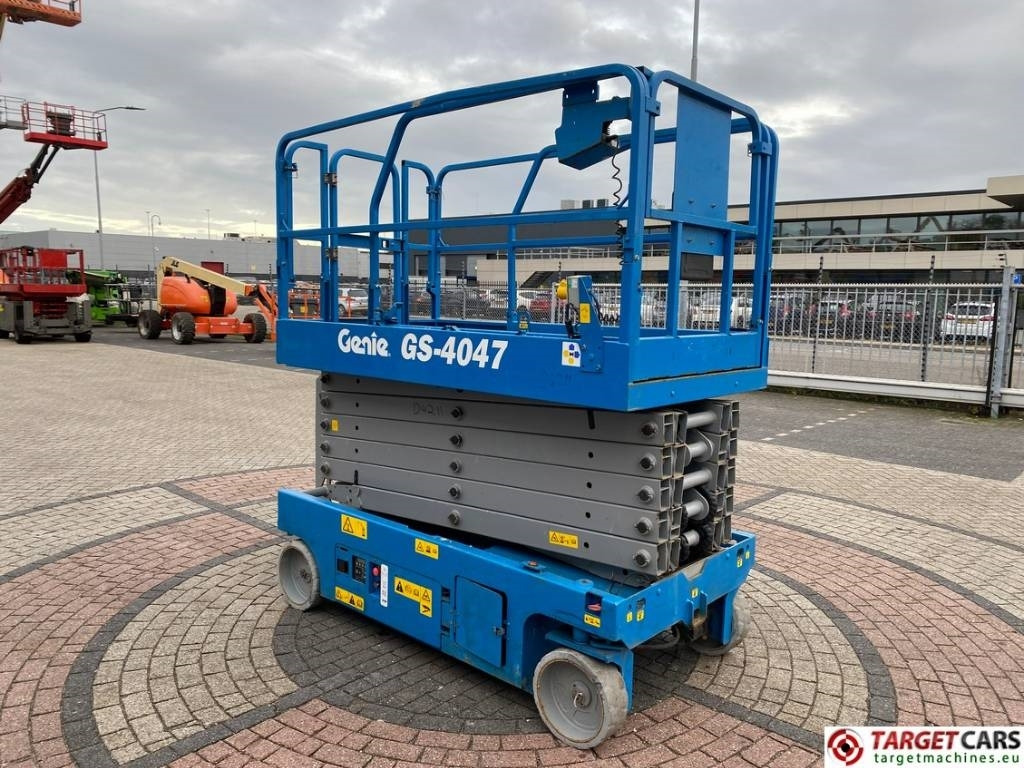 Genie GS-4047 Electric GS4047 Scissor Work Lift 1389cm - Ollós emelő: 2 kép. Genie GS-4047 Electric GS4047 Scissor Work Lift 1389cm - Ollós emelő: 2 kép.