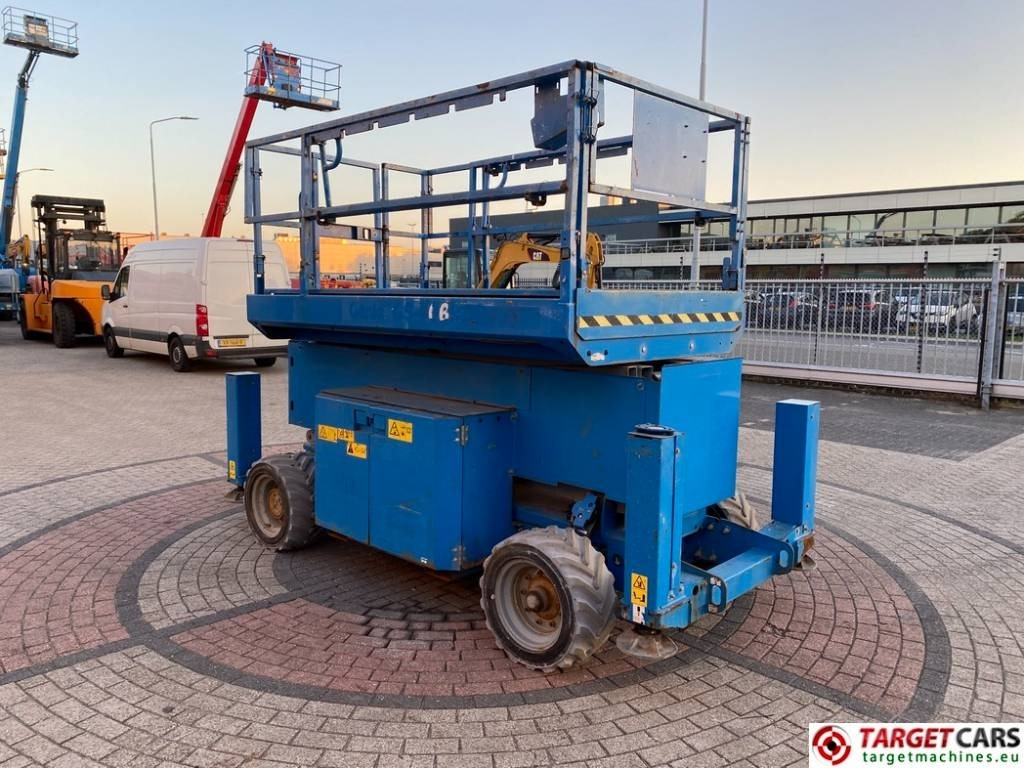 Genie GS-4069 DC Electric GS4069 Scissor WorkLift 1412cm - Ollós emelő: 2 kép. Genie GS-4069 DC Electric GS4069 Scissor WorkLift 1412cm - Ollós emelő: 2 kép.
