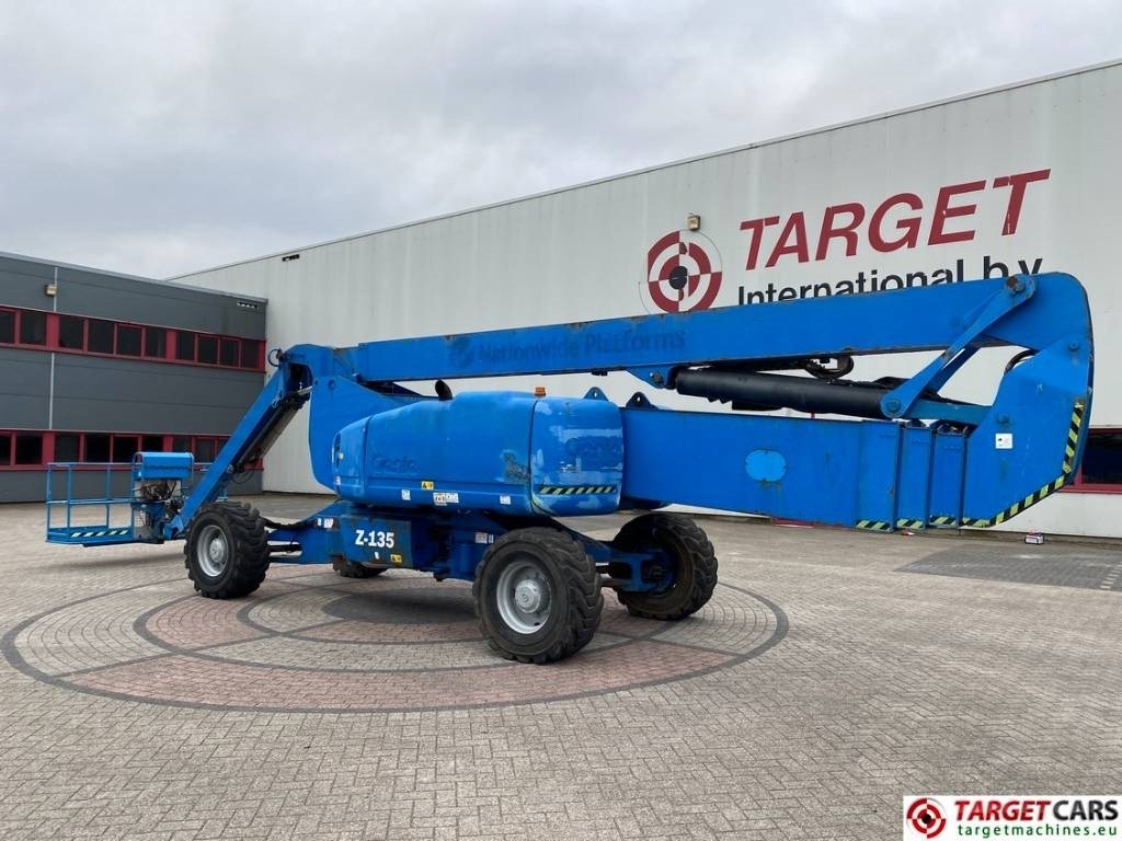 Genie Z-135/70 Articulated 4x4x4 Diesel Boom Lift 4315cm - Személyemelő: 4 kép. Genie Z-135/70 Articulated 4x4x4 Diesel Boom Lift 4315cm - Személyemelő: 4 kép.